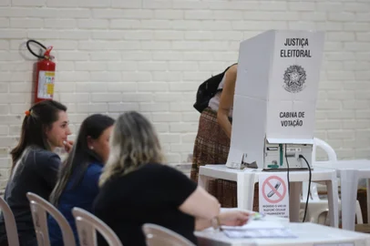 CAXIAS DO SUL, RS, BRASIL, 06/10/2024. Imagens gerais da votação em Caxias do Sul, na parte da tarde. (Bruno Todeschini/Agência RBS)Indexador: Bruno Todeschini<!-- NICAID(15884079) -->