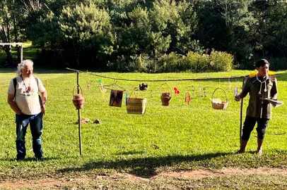 Os caingangues de Canela têm desenvolvido uma série de atividades para aproximar a comunidade da Serra gaúcha, a fim de que haja uma melhor compreensão da relevância e importância de seu povo, tradições, ritos e cultura. Toda essas ações viabilizadas com recursos do Pró-Cultura RS FAC - Fundo de Apoio à Cultura, do Governo do Estado.A última etapa do projeto, na aldeia, ocorreu no último sábado. O fechamento do projeto é dia 27 de abril:O quê: Exibição do documentário “Konhún Mág - Caminho de Volta à Floresta de Canela”, seguido de debate.Quando: Quinta-feira (27), às 19h30min.Onde: UERGS Hortênsias, em São Francisco de Paula.<!-- NICAID(15410005) -->