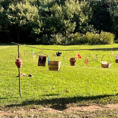 Os caingangues de Canela têm desenvolvido uma série de atividades para aproximar a comunidade da Serra gaúcha, a fim de que haja uma melhor compreensão da relevância e importância de seu povo, tradições, ritos e cultura. Toda essas ações viabilizadas com recursos do Pró-Cultura RS FAC - Fundo de Apoio à Cultura, do Governo do Estado.A última etapa do projeto, na aldeia, ocorreu no último sábado. O fechamento do projeto é dia 27 de abril:O quê: Exibição do documentário “Konhún Mág - Caminho de Volta à Floresta de Canela”, seguido de debate.Quando: Quinta-feira (27), às 19h30min.Onde: UERGS Hortênsias, em São Francisco de Paula.<!-- NICAID(15410005) -->