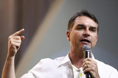 PORTO ALEGRE, RS, BRASIL, 10-04-2026: Painel com o pré-candidato do PL à Presidência, Flávio Bolsonaro, no Fórum da Liberdade 2026, realizado no Centro de Eventos da PUCRS. Foto: Bruno Todeschini/Agência RBS<!-- NICAID(16263678) -->
