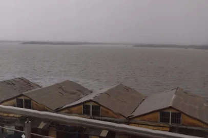 Cais do Porto destelhado após temporal<!-- NICAID(16007380) -->