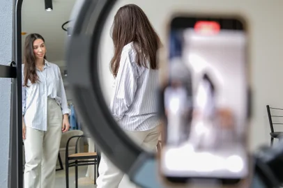 Pesquisa inédita da CDL Caxias revela que 50% dos consumidores efetuam a maioria das compras de forma online. Na foto, Jéssica Zanin, proprietária da Bellamania, loja que era física e virou online. (Neimar De Cesero/Agência RBS)Indexador: Neimar De Cesero<!-- NICAID(15874578) -->