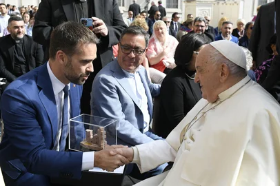17.4.2024 - Governador Eduardo Leite convida Papa Francisco para vir ao Rio Grande do Sul em 2026Governador Eduardo Leite convida Papa Francisco para vir ao Rio Grande do Sul em 2026Crédito: Vatican Media.Indexador: Divisione Produzione Fotografica<!-- NICAID(15737222) -->