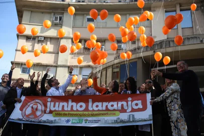 Porto Alegre, RS, Brasil - 06/06/2023 - Ação alusiva ao Junho Laranja, mês de prevenção contra queimaduras. (Foto: Anselmo Cunha/Agência RBS)<!-- NICAID(15448939) -->
