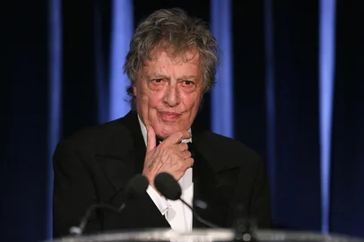 NEW YORK, NY - MAY 05: Playwright Tom Stoppard accepts the PEN/Allen Foundation Literary Service Award at the PEN American Center Literary Gala at American Museum of Natural History on May 5, 2015 in New York City.   Jemal Countess/Getty Images/AFP (Photo by Jemal Countess / GETTY IMAGES NORTH AMERICA / Getty Images via AFP)<!-- NICAID(16177066) -->