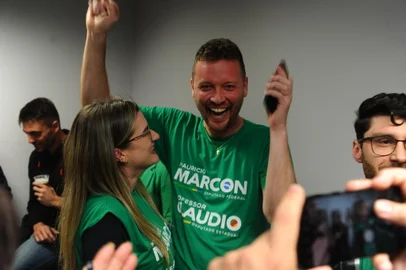 CAXIAS DO SUL, RS, BRASIL, 02/10/2022. Eleições 2022 - Vereador Maurício Marcon, comemorando resultado das eleições. Marcon consegui se eleger a Deputado Ferderal pelo partido Podemos. (Bruno Todeschini/Agência RBS)<!-- NICAID(15224212) -->
