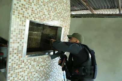 Canoas, RS, BRASIL,  25/05/2022- Operação policial, realizada na grande Porto Alegre, para prender assaltates de carro forte. O lider da quadrilha acabou fugindo pelo telhado de uma casa no bairro Fátima em Canoas. Foto: Ronaldo Bernardi / Agencia RBS<!-- NICAID(15106091) -->