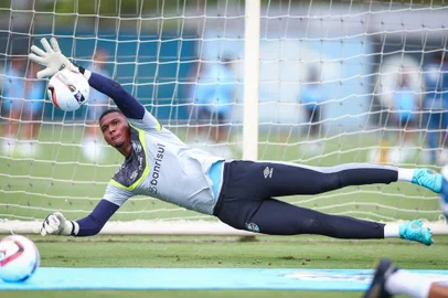 Treino GremioRS - FUTEBOL/ TREINO GREMIO 2022 - ESPORTES - Jogadores do Gremio realizam treino tÃ©cnico durante a manha desta terca-feira, no CT Luiz Carvalho, na preparaÃ§Ã£o para a partida valida pelo Campeonato Gaucho 2023. FOTO: LUCAS UEBEL/GREMIO FBPA. AdrielEditoria: SPOLocal: Porto AlegreIndexador: Lucas UebelSecao: futebolFonte: Gremio.netFotógrafo: Treino Gremio<!-- NICAID(15410875) -->