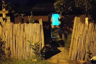 Polícia aponta que a residência era um ponto de tráfico de drogas<!-- NICAID(16238646) -->