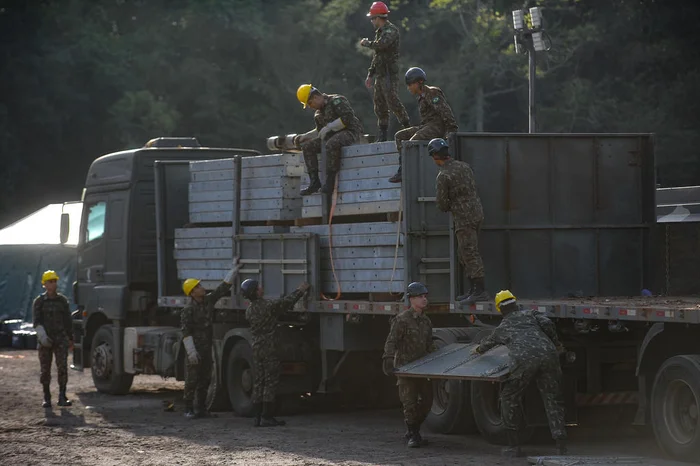 75 servidores do Exército de Aquidauana (MS) descarregam o material e farão o lançamento da ponte.
