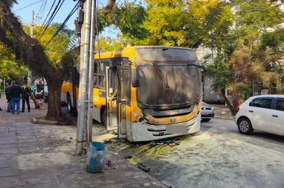 Um ônibus da linha T8 pegou fogo enquanto circulava pelas ruas de Porto Alegre na manhã desta quinta-feira (24). O incêndio começou por volta das 8h20min, na Rua Dr. Timóteo, no bairro Moinhos de Vento.<!-- NICAID(16087005) -->