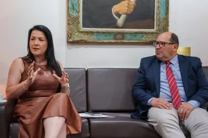 Presidente da Famurs, Adriane Perin, e presidente da Assembleia Legislativa, Sergio Peres<!-- NICAID(16219888) -->