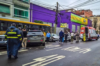 Ônibus bate em nove veículos estacionados em Porto Alegre após motorista ter mal súbito<!-- NICAID(16047305) -->