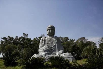 ***USO EXCLUSIVO EM REPORTAGEM NA SUPEREDICAO SOBRE TEMPLOS BUDISTAS FECHADOS NA PANDEMIA*** VIAMAO, RS, BRASIL, 02-09-2021: Estatua de Buda na Vila Zen, em Viamao. Local segue fechado para visitantes. Praticas na comunidade budista, que segue em isolamento, seguem com restricoes sanitarias por causa da pandemia. (Foto: Mateus Bruxel / Agencia RBS)Indexador: Mateus Bruxel<!-- NICAID(14883909) -->