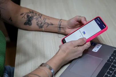 CAXIAS DO SUL, RS, BRASIL, 13/01/2026. Após alterações na CNH, 84 profissionais são demitidos de CFCs de Caxias do Sul. Valessa Rosa é publicitária e começou a fazer a CNH no dia 1º, após as mudanças nas regras. (Neimar De Cesero/Agência RBS)Indexador: Neimar De Cesero<!-- NICAID(16203766) -->