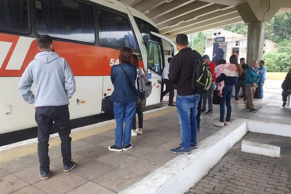 A semana começou agitada na estação rodoviária improvisada no Terminal Antônio de Carvalho, em Porto Alegre. Ao todo, 13 linhas são disponibilizadadas no local, com destinos a diversas regiões do Estado.<!-- NICAID(15762457) -->