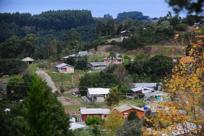 CAXIAS DO SUL, RS, BRASIL, 04/06/2024. O Loteamento Altos de Galópolis fica localizado na região do Morro da Cruz, em Caxias do Sul e está em fase de regularização. A área é entre Galópolis e a 4ª Légua. Passadas as etapas burocráticas onde o poder municipal recebeu a concessão do governo estadual, nos dias 8 e 9 de junho as famílias vão passar pelo cadastramento junto a prefeitura. De acordo com o presidente da Associação de Moradores de Bairro (Amob), Eugênio Petry, já residem 480 famílias e há divisões de 600 lotes. (Porthus Junior/Agência RBS)<!-- NICAID(15780610) -->