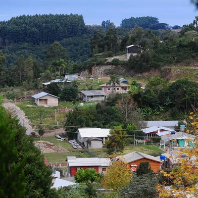 CAXIAS DO SUL, RS, BRASIL, 04/06/2024. O Loteamento Altos de Galópolis fica localizado na região do Morro da Cruz, em Caxias do Sul e está em fase de regularização. A área é entre Galópolis e a 4ª Légua. Passadas as etapas burocráticas onde o poder municipal recebeu a concessão do governo estadual, nos dias 8 e 9 de junho as famílias vão passar pelo cadastramento junto a prefeitura. De acordo com o presidente da Associação de Moradores de Bairro (Amob), Eugênio Petry, já residem 480 famílias e há divisões de 600 lotes. (Porthus Junior/Agência RBS)<!-- NICAID(15780610) -->