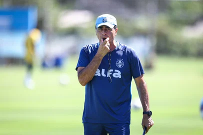 RS - FUTEBOL/ TREINO GREMIO 2025 - ESPORTES - Jogadores do Gremio realizam treino tÃ©cnico durante a manha desta sexta-feira, no CT Luiz Carvalho, na preparaÃ§Ã£o para a partida valida pelo Campeonato Gaucho 2025. FOTO: LUCAS UEBEL/GREMIO FBPA<!-- NICAID(15992819) -->