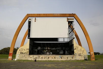 PORTO ALEGRE, RS, BRASIL, 23-08-2021: Anfiteatro Por do Sol em situacao de abandono pelo poder publico. Local sediou shows e eventos importantes na cidade. Prefeitura deve lancar edital de revitalizacao para o trecho nos proximos meses. (Foto: Mateus Bruxel / Agencia RBS)Indexador: Mateus Bruxel<!-- NICAID(14869813) -->