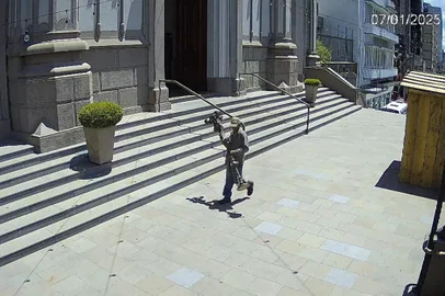 Castiçal centenário é furtado da Catedral de Caxias do Sul e encontrado em reciclagem; veja vídeo.<!-- NICAID(15949588) -->