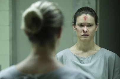 Sob PressÃ£o Temporada 4 - EPISÃDIO 2Sofia ( Karen Junqueira ) se olha no espelho. Carolina ( Marjorie Estiano ) chega para ajudar<!-- NICAID(14865467) -->