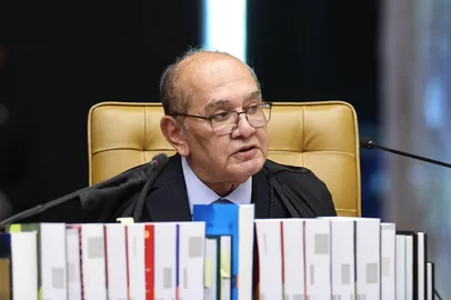 BRASÍLIA, DF, BRASIL, 15-09-2026: O plenário do Supremo Tribunal Federal (STF) se reúne nesta terça-feira (15) para analisar relatório sobre a ligação do ministro Alexandre de Moraes com o banqueiro Daniel Vorcaro, ex-dono do Banco Master, e decidir se o ministro será investigado. Na corte, espera-se que as tensões cheguem ao ápice, sem espaço para pacificação. Ao iniciar a sessão, o presidente do STF, Edson Fachin, mencionou o período difícil pelo qual passa a corte e destacou que o Supremo não deve julgar pessoas, mas, sim, fatos. "A decisão pertence ao plenário, não a um ministro individualmente", declarou. O procurador Paulo Gonet, que foi citado por Vorcaro em mensagens, também participa da sessão. Foto:Alejandro Zambrana/STFIndexador: Antonio Augusto<!-- NICAID(16366083) -->