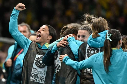 Australia's forward #20 Sam Kerr (L) celebrates after Australia's defender #07 Stephanie Catley (unseen) scored her team's fourth goal from the penalty kick during the Australia and New Zealand 2023 Women's World Cup Group B football match between Canada and Australia at Melbourne Rectangular Stadium, also known as AAMI Park, in Melbourne on July 31, 2023. (Photo by WILLIAM WEST / AFP)Editoria: SPOLocal: MelbourneIndexador: WILLIAM WESTSecao: soccerFonte: AFPFotógrafo: STF<!-- NICAID(15496123) -->