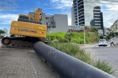 A partir de segunda-feira (22/01), novos bloqueios de trânsito devem ocorrer na região central da cidade, em virtude do avanço das obras de implantação de redes de água tratada das adutoras Tronco – Sul e Santa Catarina – São José. O principal deles é na rua Sarmento Leite com Garibaldi/São Leopoldo, onde o Serviço Autônomo Municipal de Água e Esgoto (Samae) fará detonações necessárias para dar seguimento na implantação da adutora Tronco-Sul. Os desvios de trânsito ocorrerão pelas ruas Sarmento Leite, Tronca e Euclides da Cunha. A concessionária do transporte coletivo irá atualizar o aplicativo Caxias Urbano com o itinerário das linhas que circulam por esse trecho. Também haverá intervenções na rua Itália Travi.<!-- NICAID(15656688) -->