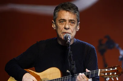 MG - MÚSICA/CHICO BUARQUE/ENSAIO/MG  - VARIEDADES - O cantor e compositor Chico Buarque durante ensaio no Palácio das Artes, em Belo Horizonte (MG), nesta sexta-feira, para os shows de   lançamento de seu álbum, Chico. A Turnê, que começa em Belo Horizonte, acontece entre os dias 5 e 9 de novembro.      04/11/2011 - Foto: ALISSON GONTIJO/O TEMPO/AE<!-- NICAID(7654350) -->