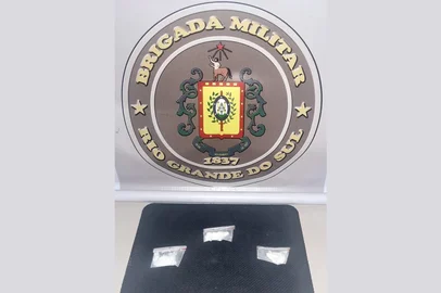 Com apoio de drone, Brigada Militar flagra venda de drogas e prende suspeita de tráfico em Guaporé. Uma mulher de 43 anos foi presa em flagrante na noite desta terça-feira (8), por suspeita de envolvimento com o tráfico de drogas em Guaporé. A ação ocorreu por volta das 22h05min, no bairro Promorar, durante operação da Brigada Militar (BM) com apoio da equipe de Rondas Ostensivas Com Apoio de Motocicletas (ROCAM).<!-- NICAID(16076303) -->