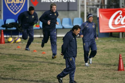 *** Técnico do Boca - AP ***Jogadores do Boca Juniors (da E p/ D) Riquelme, Martin Palermo e Clemente Rodriguez, correm durante treino em Buenos Aires, Argentina, observados pelo técnico Miguel Angel Russo (na frente). O Boca enfrenta o Grêmio na quarta (20) pela final da Copa Libertadores. Fonte: AP Fotógrafo: Natacha Pisarenko<!-- NICAID(1135554) -->
