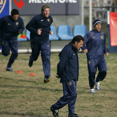 *** Técnico do Boca - AP ***Jogadores do Boca Juniors (da E p/ D) Riquelme, Martin Palermo e Clemente Rodriguez, correm durante treino em Buenos Aires, Argentina, observados pelo técnico Miguel Angel Russo (na frente). O Boca enfrenta o Grêmio na quarta (20) pela final da Copa Libertadores. Fonte: AP Fotógrafo: Natacha Pisarenko<!-- NICAID(1135554) -->