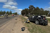 Duas pessoas morreram na manhã desta quarta-feira (23) em um acidente de trânsito na RS-786, a Interpraias, no Litoral Norte. Por volta das 8h, uma moto Yamaha Factor foi atingida por uma caminhonete Dodge Journey, que estava em fuga da Brigada Militar e capotou, o que causou a morte dos condutores dos dois veículos.<!-- NICAID(16086040) -->