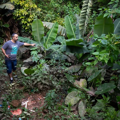 Na foto: Arleu, tio do menino Luís, mostra o local do acidente  os fundos de casa. PORTO ALEGRE, RS, BRASIL, 30.11.2023:  Luis Antonio, de 8 anos, morreu ao cair em um buraco alagado, aos fundos da casa da família, no bairro Aparício Borges, zona Leste da capital, na sexta-feira passada. Um bueiro entupiu e impediu a saída da água do córrego. Antes, havia um muro e uma cerca protegendo a casa, mas uma enchente em 2015 derrubou a estrutura. Foto: Camila Hermes/Agencia RBS<!-- NICAID(15613511) -->