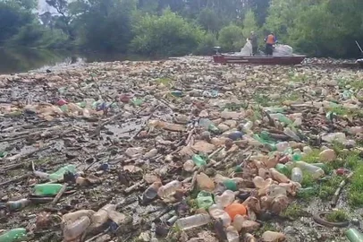 Amigos da Barragem de Ernestina / Reprodução "Ilha de lixo" de duas toneladas é removida do Rio Jacuí durante mutirão<!-- NICAID(16168775) -->