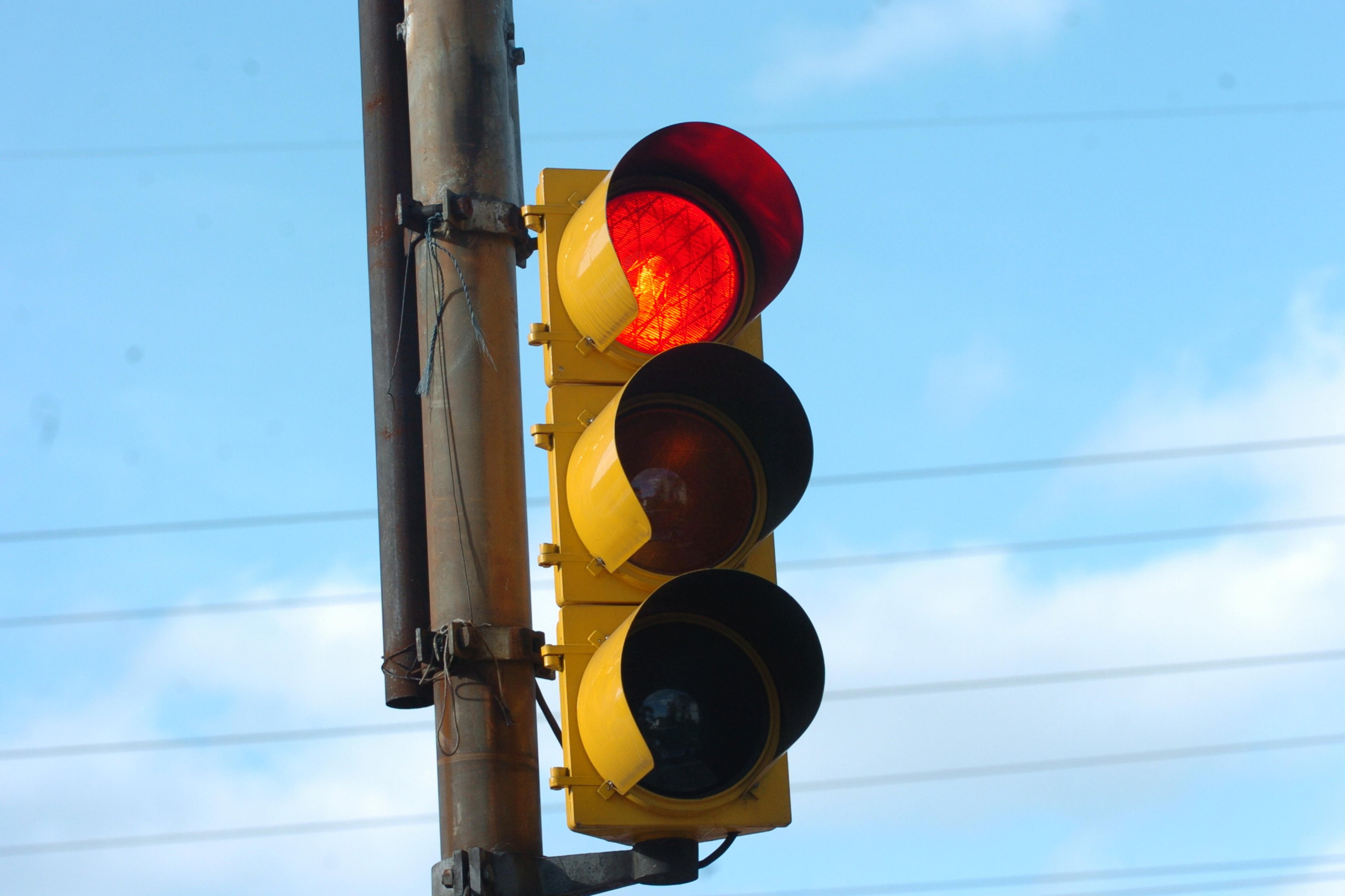 Definidos primeiros cruzamentos que ir&atilde;o receber radar que multa quem passa sinal vermelho