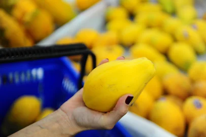 CAXIAS DO SUL, RS, BRASIL, 13/04/2016. O custo da cesta básica subiu 1,14% em março, aumento de R$ 8,83 em relação a fevereiro. O custo passou para R$ 784,85 por mês. O preço do mamão, que subiu mais de 70%. (Porthus Junior/Pioneiro)<!-- NICAID(12135016) -->