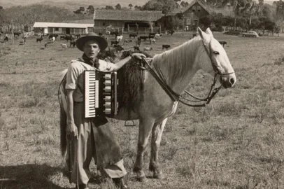 São Francisco de Paula comemora 120 anos e centenário de Honeyde Bertussi no dia 7 de janeiro.Programação inicia a partir das 15h com a exposição "Honeyde Bertussi" e palestra com Paulo Bertussi e Léo Ribeiro.<!-- NICAID(15309923) -->