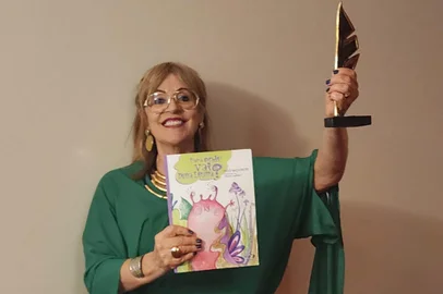 A patrona da Feira do Livro de Caxias do Sul, neste ano, Helô Bacichette, recebeu nesta quarta-feira o prêmio de Melhor Livro Infantil pelo recém lançado "Para onde vai, Dona Lesma?", no Prêmio Ages de Literatura.<!-- NICAID(15929047) -->