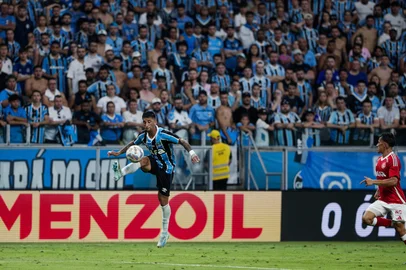 PORTO ALEGRE, RS, BRASIL, 08/03/2025- Gre-Nal 445: Grêmio e Inter se enfrentam pelo jogo de ida da final do Gauchão na Arena. Foto: Renan Mattos / Agencia RBS<!-- NICAID(15991492) -->