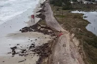 IMBÉ, RS, BRASIL - 14/08/2025 - Um trecho interditado da Avenida Beira-Mar, entre o Balneário Imara, em Imbé, e Atlântida Sul, em Osório, no Litoral Norte, virou alvo de disputa entre a prefeitura e o Departamento Autônomo de Estradas e Rodagens (Daer). O local foi interditado nas últimas semanas devido à erosão causada pela ressaca do mar (Foto: Reginaldo Leal/Prefeitura de Imbé)<!-- NICAID(16101940) -->