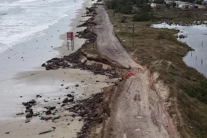 IMBÉ, RS, BRASIL - 14/08/2025 - Um trecho interditado da Avenida Beira-Mar, entre o Balneário Imara, em Imbé, e Atlântida Sul, em Osório, no Litoral Norte, virou alvo de disputa entre a prefeitura e o Departamento Autônomo de Estradas e Rodagens (Daer). O local foi interditado nas últimas semanas devido à erosão causada pela ressaca do mar (Foto: Reginaldo Leal/Prefeitura de Imbé)<!-- NICAID(16101940) -->