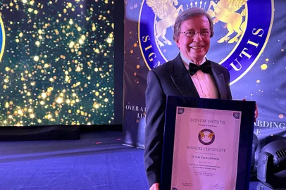 Pioneiro da medicina preventiva no Brasil e criador do inovador Método Kur, o Dr. Luis Carlos Silveira se tornou o primeiro brasileiro - e o segundo do mundo - a receber a prestigiosa condecoração Lifetime Achievement Award, concedida pela Seven Stars Luxury Hospitality and Lifestyle Awards, reconhecida organização internacional que laureia os principais nomes da hospitalidade do mundo. A honraria aconteceu no último sábado, 12 de outubro, em uma cerimônia especial na Costa Amalfitana, na Itália, que reuniu grandes nomes do mercado do turismo mundial, além de jornalistas e formadores de opinião de diversos continentes.<!-- NICAID(15889857) -->