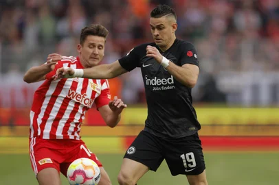 Union Berlin's German midfielder Paul Seguin (L) and Frankfurt's Colombian forward Rafael Borre vie for the ball during the German first division Bundesliga football match between Union Berlin and Eintracht Frankfurt in Berlin on March 19, 2023. (Photo by Odd ANDERSEN / AFP) / DFL REGULATIONS PROHIBIT ANY USE OF PHOTOGRAPHS AS IMAGE SEQUENCES AND/OR QUASI-VIDEOEditoria: SPOLocal: BerlinIndexador: ODD ANDERSENSecao: soccerFonte: AFPFotógrafo: STF<!-- NICAID(15638635) -->