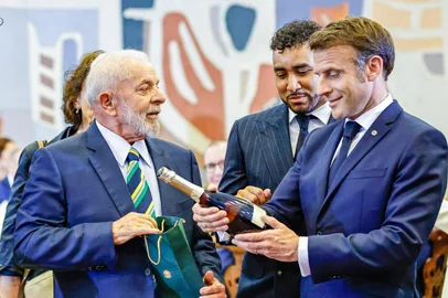 Presidente Lula entrega espumante da Casa Valduga para presidente da França, Emmanuel Macron<!-- NICAID(15720532) -->