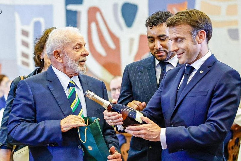 Presidente Lula entrega espumante da Casa Valduga para presidente da França, Emmanuel Macron<!-- NICAID(15720532) -->
