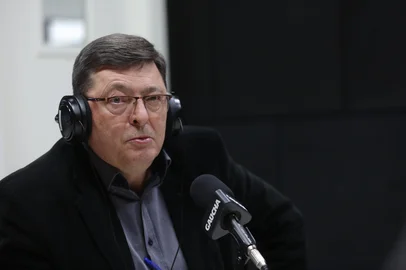 CAXIAS DO SUL, RS, BRASIL, 03/10/2024. Presidente do Caxias, Roberto de Vargas, participa do programa Show dos Esportes no estúdio da Rádio Gaúcha Serra. (Porthus Junior/Agência RBS)<!-- NICAID(15882323) -->