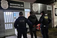 Homem é preso por descumprir medida protetiva em São Leopoldo, no Rio Grande do Sul. A Guarda Municipal foi acionada através do aplicativo Botão Lilás.<!-- NICAID(16306118) -->