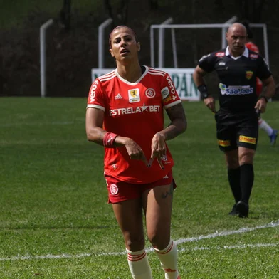 Atuais campeãs, as Gurias Coloradas abriram vantagem em busca da classificação à final do Gauchão Feminino. No Campo da Fras-le, em Caxias do Sul, venceram o Juventude por 2 a 0, neste domingo (23). Fabi Simões e Isabela anotaram os gols da partida.<!-- NICAID(15243932) -->